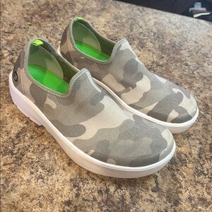 OOFOS OOMG EEZEE LOW Camo Camouflage WOMENS 9 Slip-On Shoes new